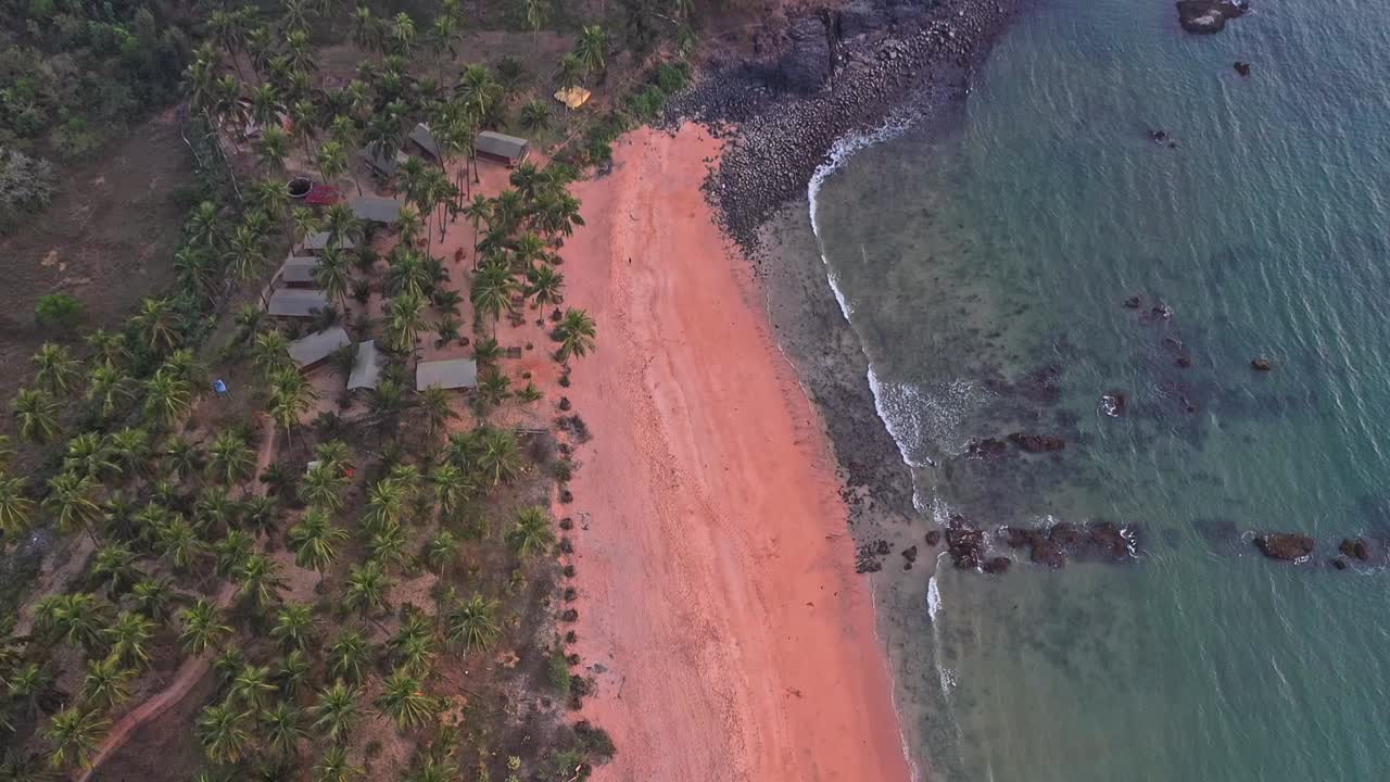 matorral denso en las montañas con playa de arena dorada en goa en india
