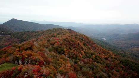 Colores-De-Otoño,-Color-De-La-Hoja-En-Otoño-En-Montañas-Nc-Sobre-Banner-Elk-Nc,-Banner-Elk-Carolina-Del-Norte-En-4k