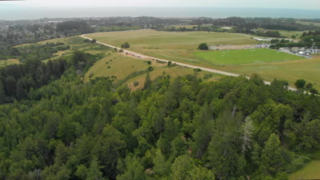 Carretilla-Aérea-Delante-De-Verdes-Colinas-Y-árboles-Cerca-Del-Océano