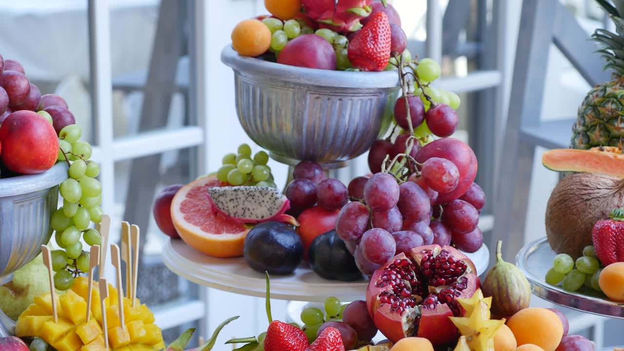 muchas frutas diferentes en la recepción de la boda