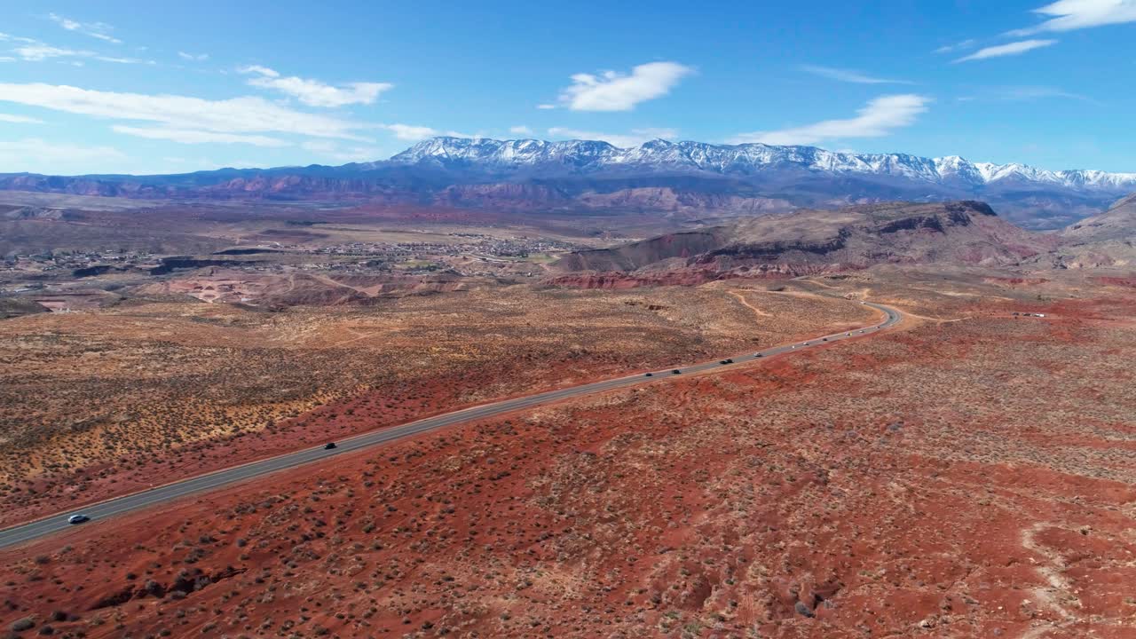미국 자이언 국립공원 인근 번잡한 도로의 공중 드론 샷
