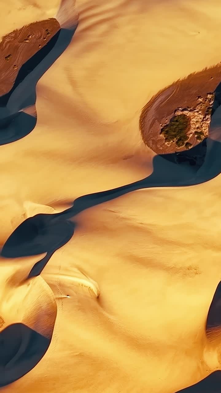 Le dune di sabbia di Gran Canaria viste dall'alto mostrano forme e motivi