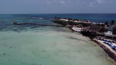 Una-Toma-Inclinada-De-Una-Hermosa-Playa-Y-Un-Hotel-Caribeño-En-Isla-Mujeres-En-México