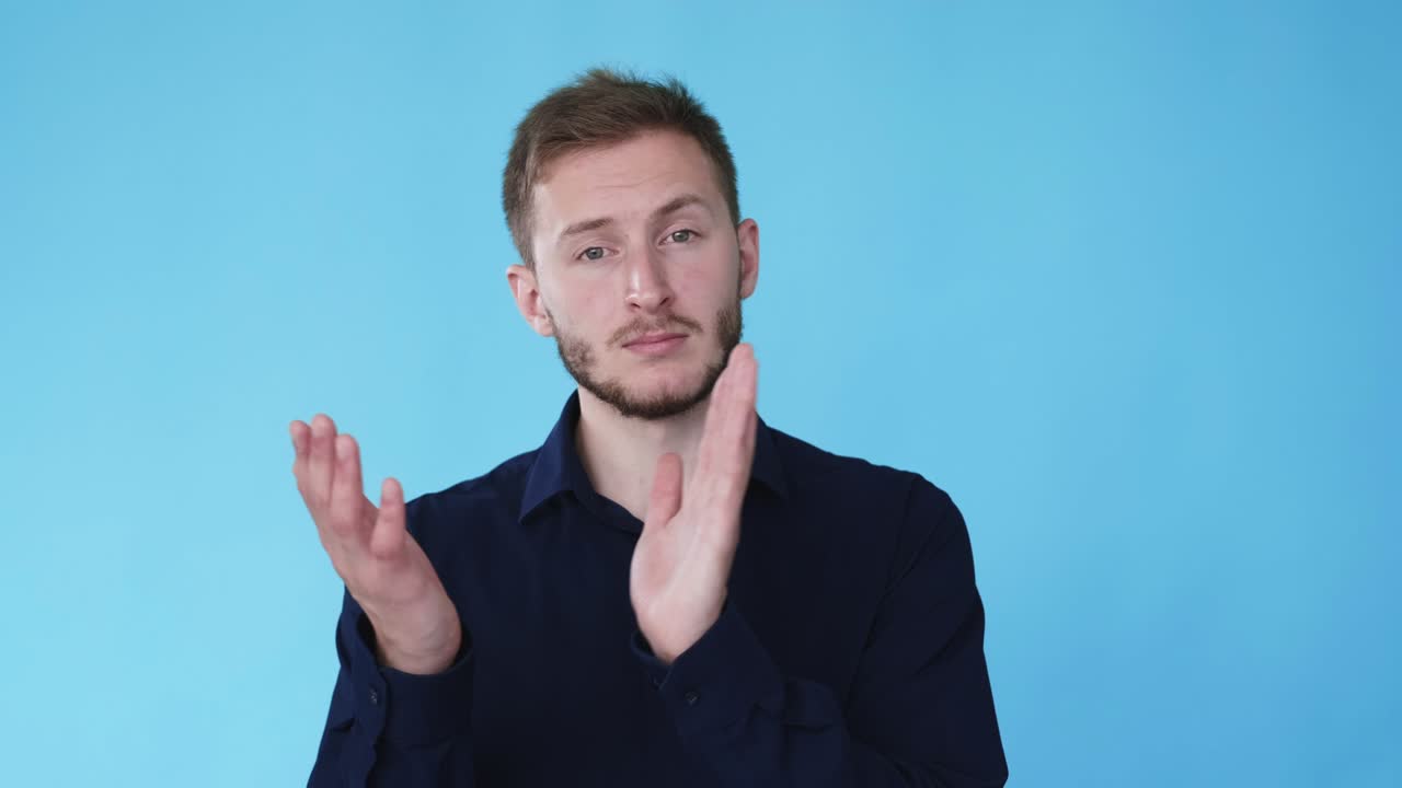 hombre escéptico expresión no impresionada aplaudiendo gif