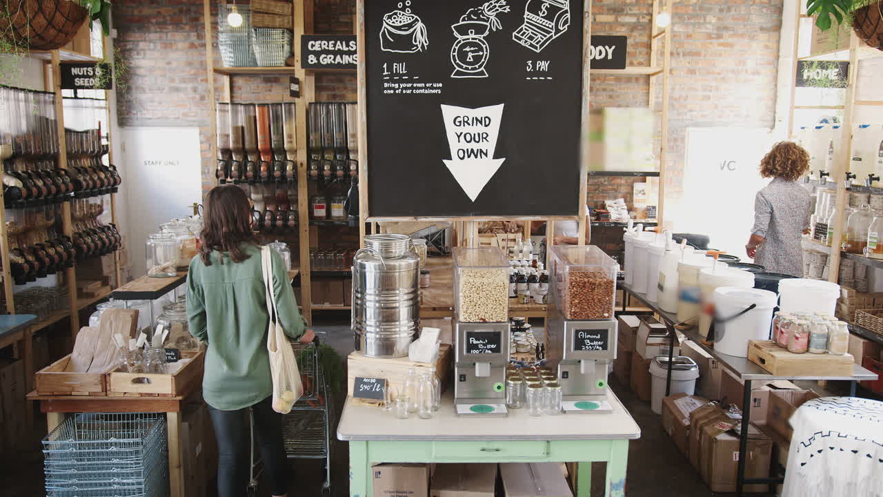 지속 가능한 플라스틱이 없는 식료품 가게에서 제품을 보는 구매자