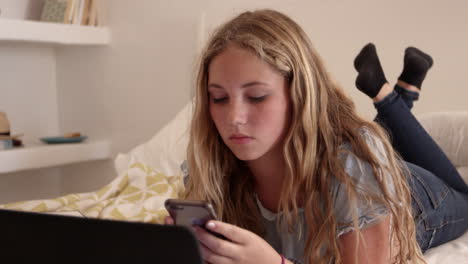 adolescente acostada en su cama usando tecnología, filmada en r3d