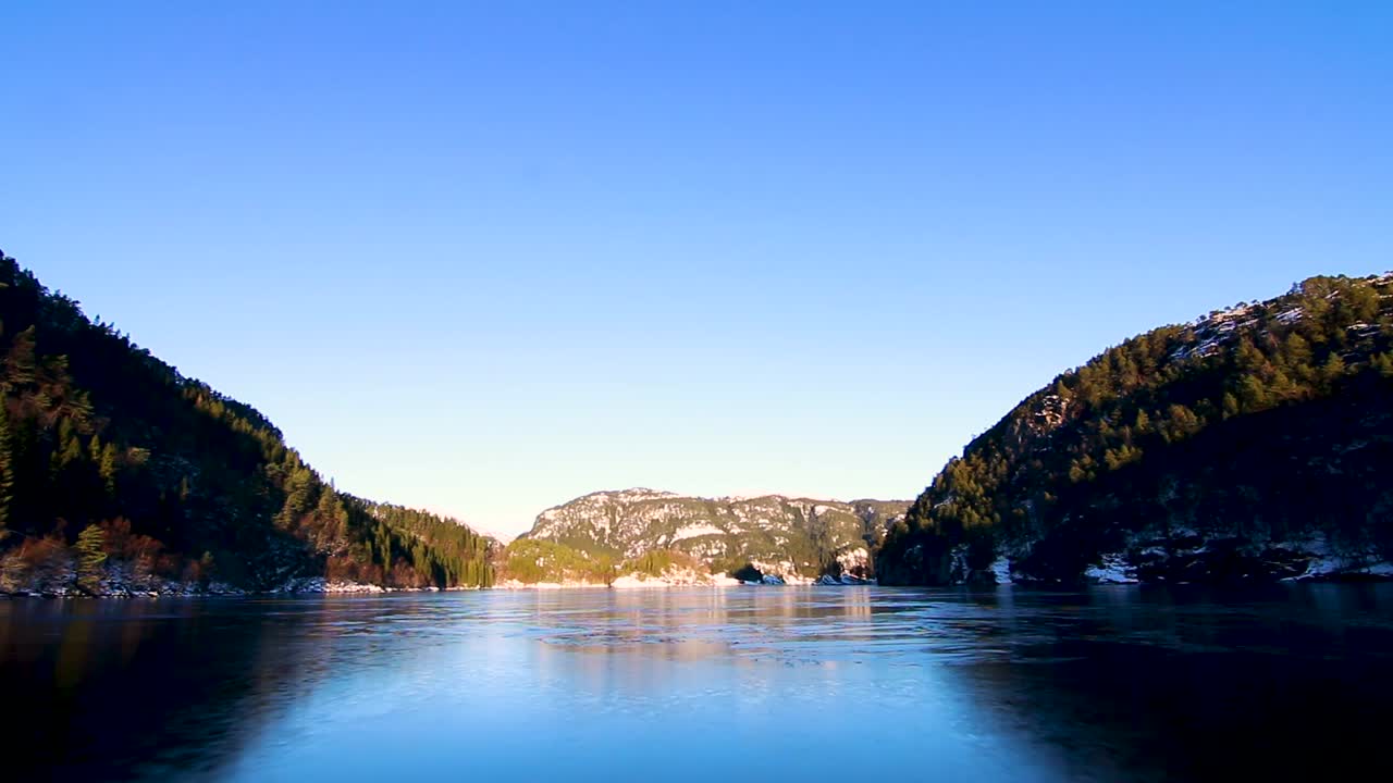 노르웨이 베르겐 주변 피요르드에서 보트 타기