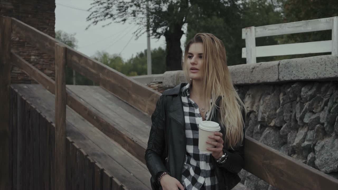 Donna con caffè all'aperto