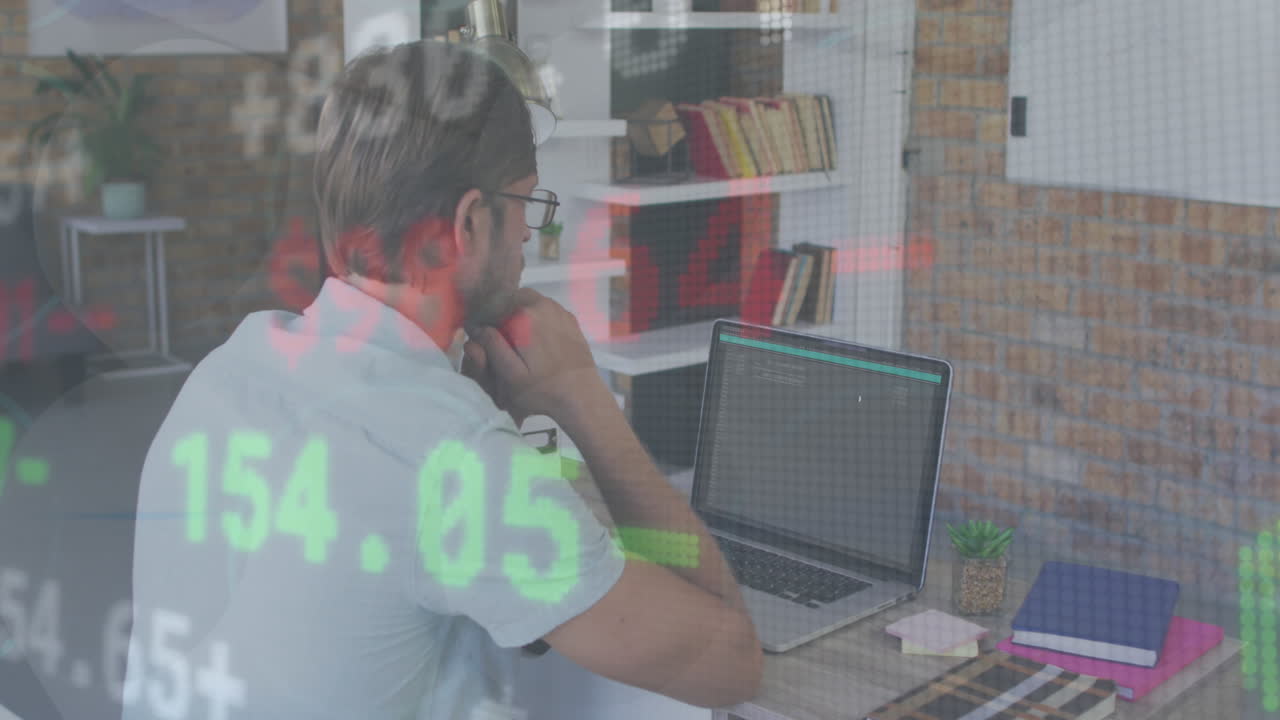 procesamiento de datos financieros sobre hombre de negocios caucásico casual usando computadora portátil.