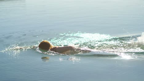 Frau-Schwimmt-Im-Wasser-Am-Strand-4k