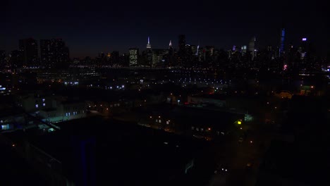 Una-Vista-De-Gran-Angular-Sobre-La-Ciudad-De-Nueva-York-Queens-Al-Anochecer-Con-El-Fondo-Del-Horizonte-De-Manhattan-2