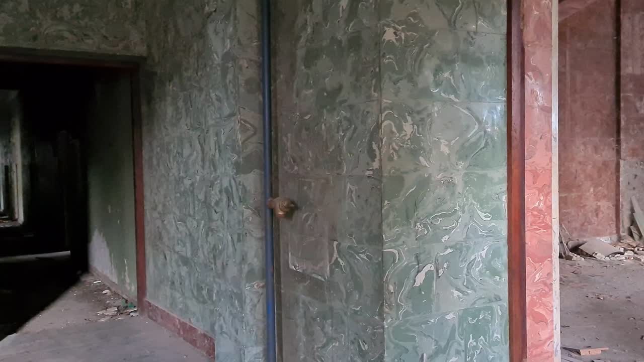 Exploring an Abandoned Building: Decaying Halls and Forgotten Rooms