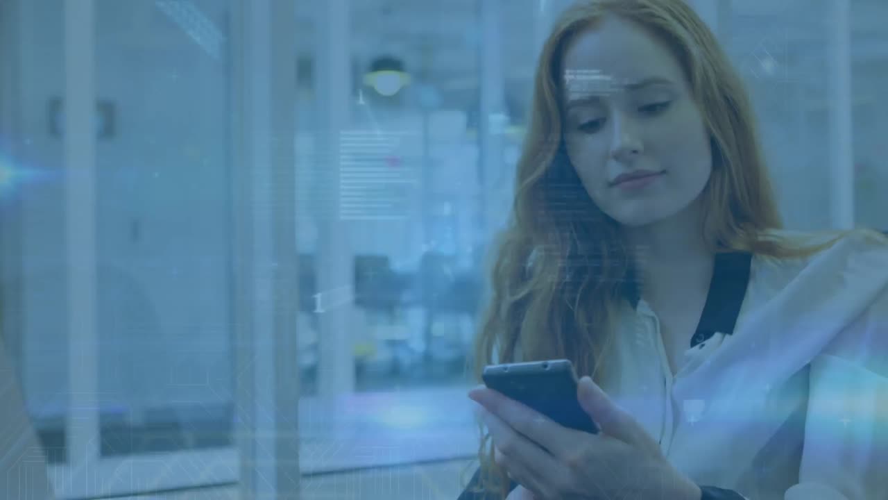 animación del procesamiento de datos contra una mujer caucásica que usa un teléfono inteligente en la oficina