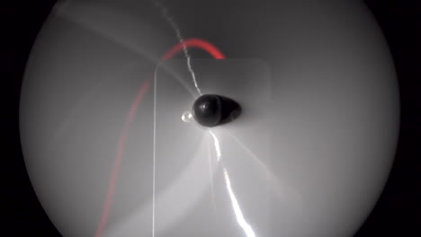 cerca de un ventilador eléctrico alimentado por energía solar.