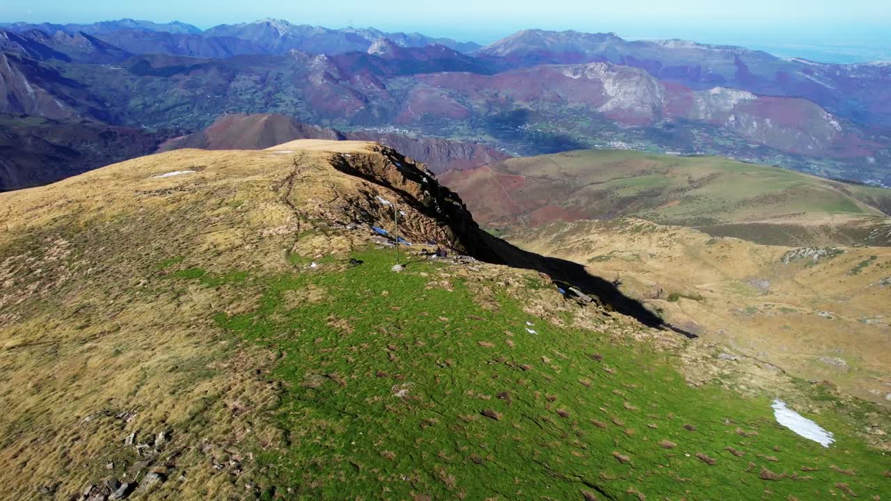 360 view of Pic du Cabaliros in Pyrenees, perfect for hiking, skiing