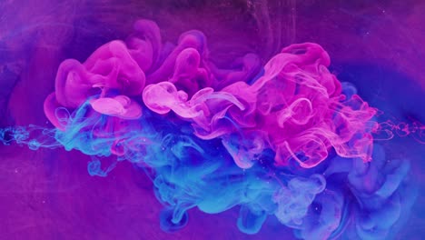 color mezcla de fluidos nube de humo movimiento rosa tinta azul
