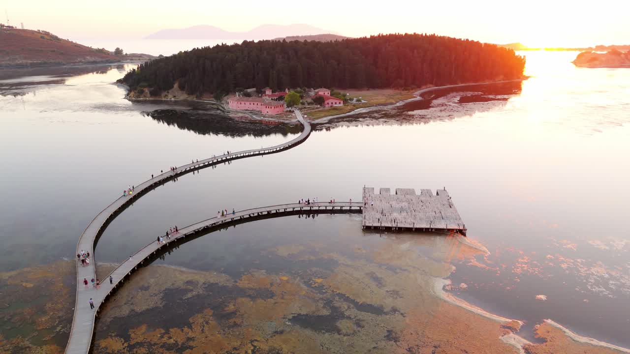 알바니아 의 조용 한 호수 위 에 있는 나무 로 만든 길, 해 가 지는 때, 공중 에서 볼 수 있는 모습