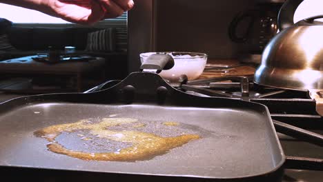 tiro estático, verter mezcla para panqueques en una sartén caliente, desayuno matutino, los ángeles, california, estados unidos