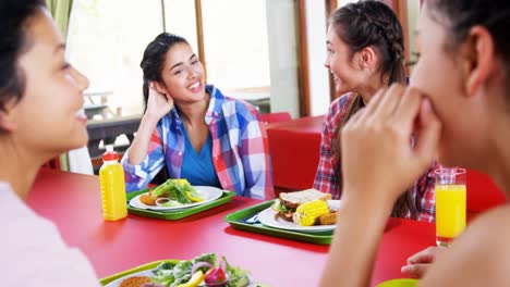 Schulmädchen-Interagieren-Beim-Essen-Miteinander-4k