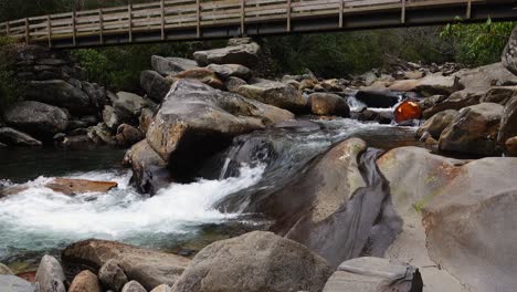 Puente-Sobre-Un-Arroyo-Que-Fluye-En-Las-Montañas-Ahumadas-Tennessee