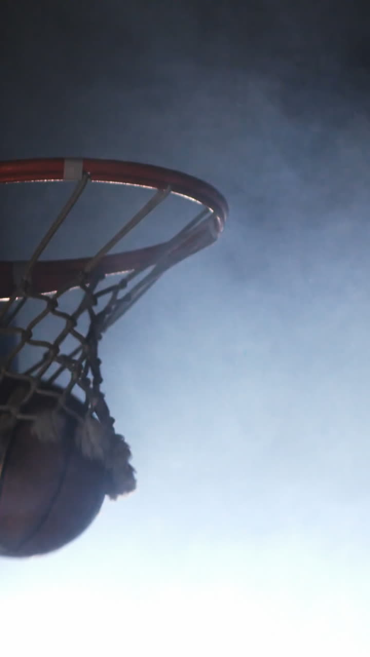 deportista sumergiendo baloncesto en el aro