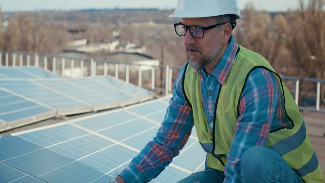 técnico de paneles solares inspeccionando paneles solares en el techo