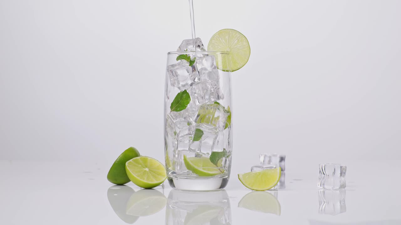 민트와 얼음으로 된 라임 물