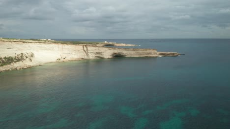 Antenne:-Ta-Kalanka-Meereshöhle-Am-Stürmischen-Bewölkten-Himmel-Und-Wunderschönes-Türkisfarbenes-Wasser