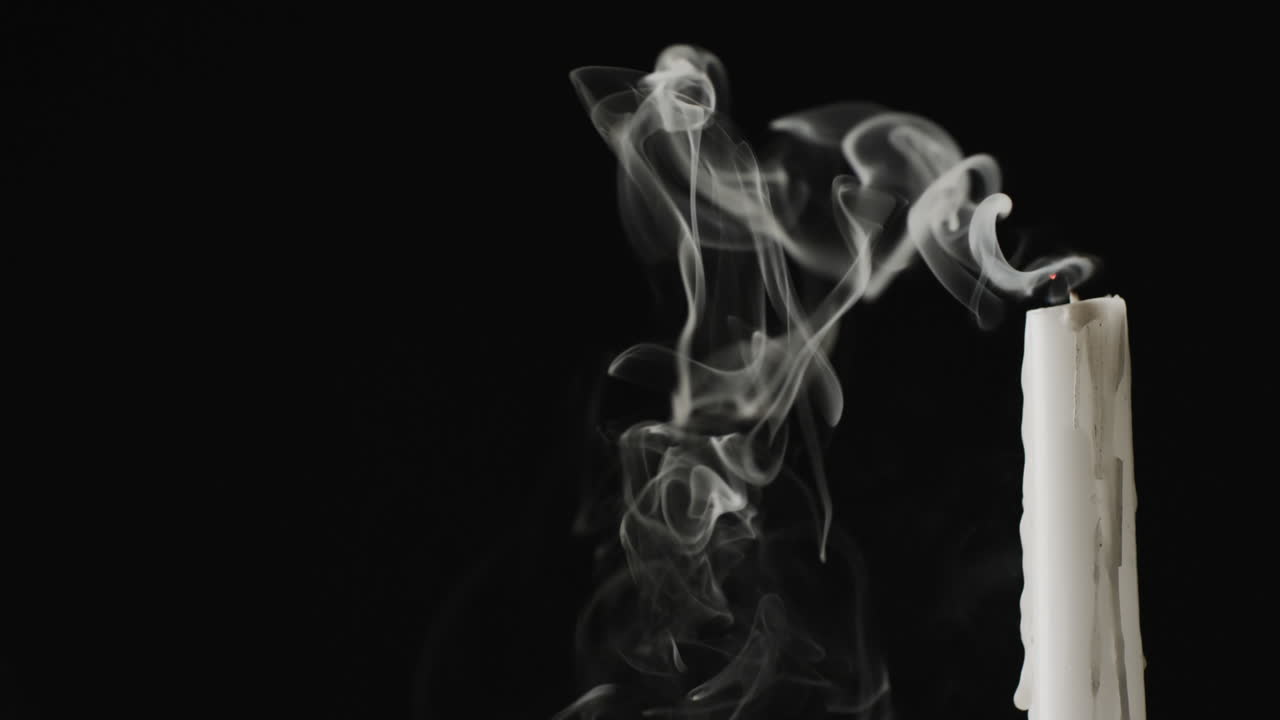 흑색 배경에  ⁇  불꽃이 불어나는  ⁇   ⁇ 불의 비디오와 복사 공간