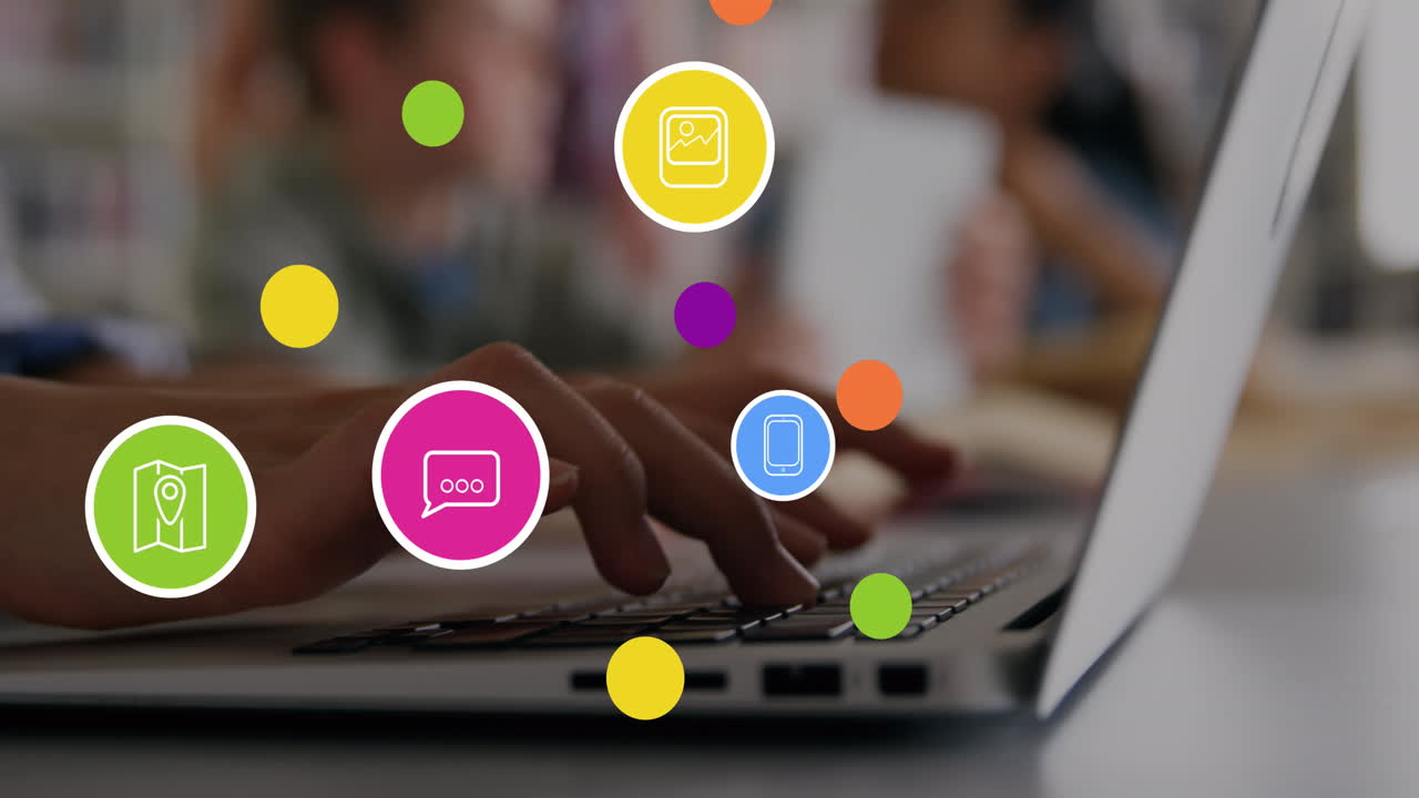 animación de la red con iconos y procesamiento de datos a través de computadora portátil