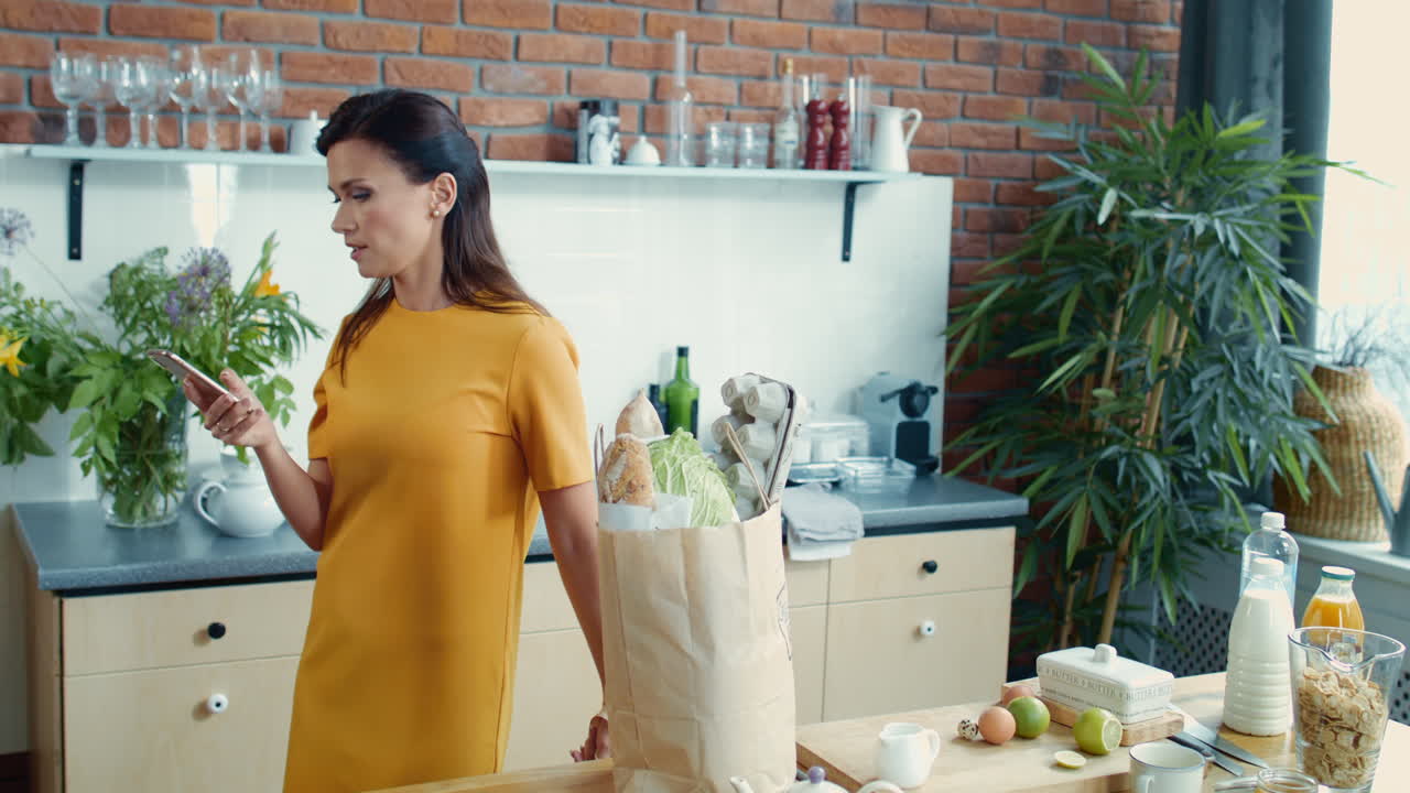 주부 가 부 에서 전화 통화를 끝내고 있다