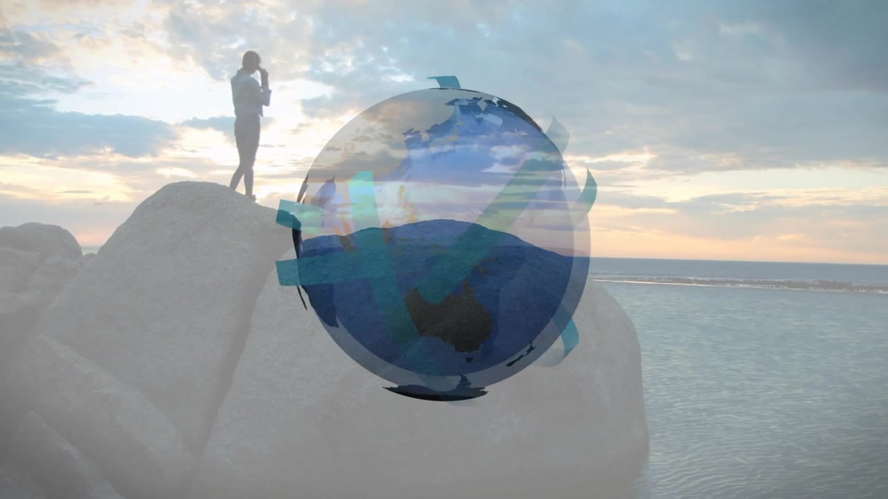 Mujer de pie sobre una roca junto al mar, presentando tecnología a través de un globo digital flotante con marcas de verificación.