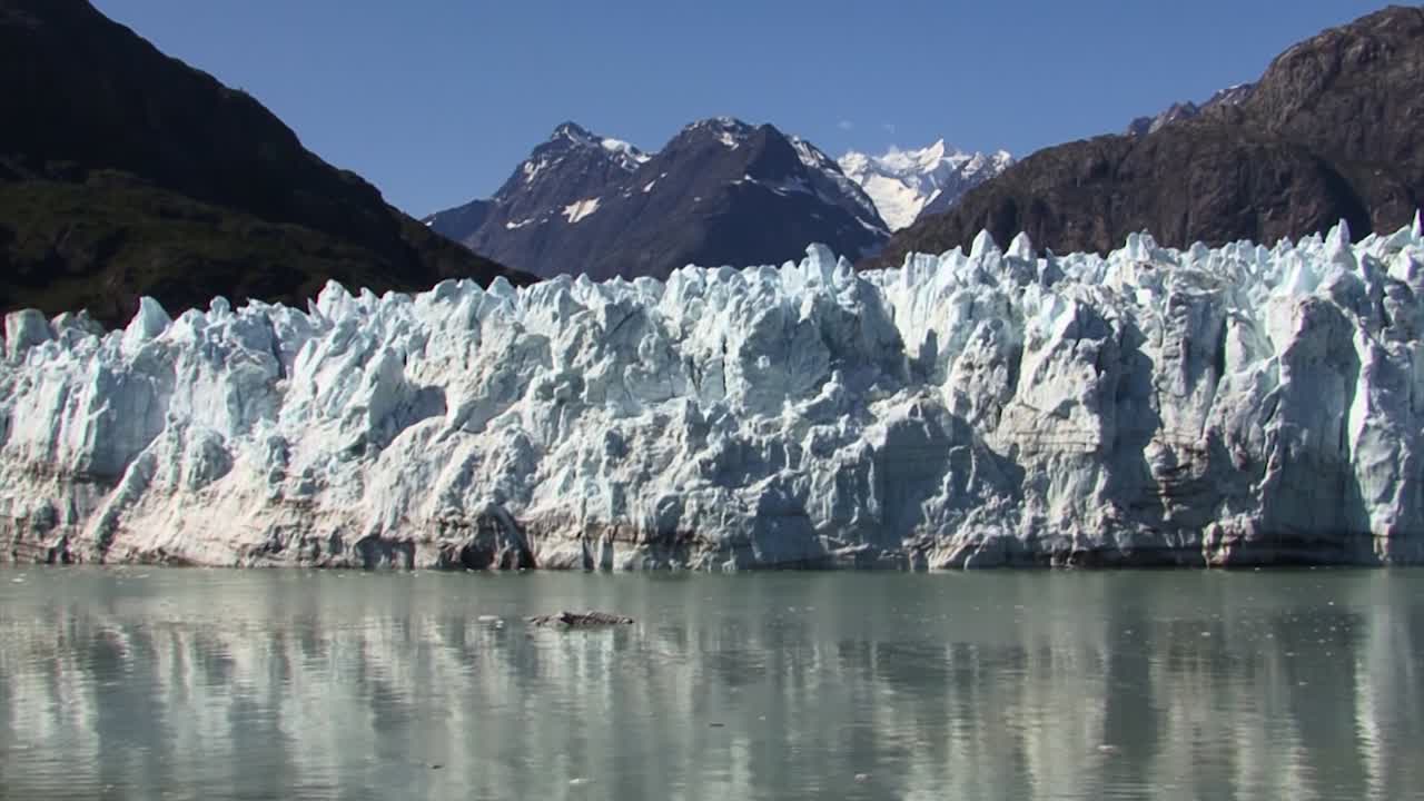 Esplorando il ghiacciaio Margerie in Alaska.