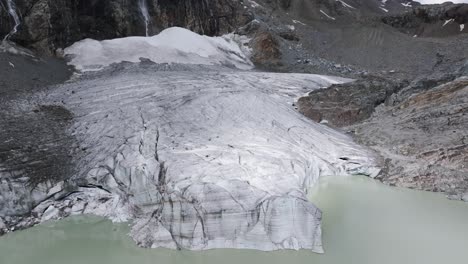 la impresionante lengua del glaciar de fellaria en valmalenco, italia