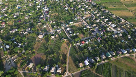 deseo de vagar por el campo: un cautivador viaje en avión no tripulado a través de los campos agrícolas del campo moldavo y el pequeño pueblo auténtico de molovata