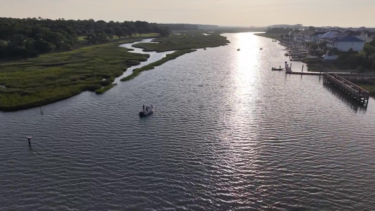 Luftoptagelse, der bevæger sig ind over den intracoastale vandvej i Cherry Grove, South Carolina