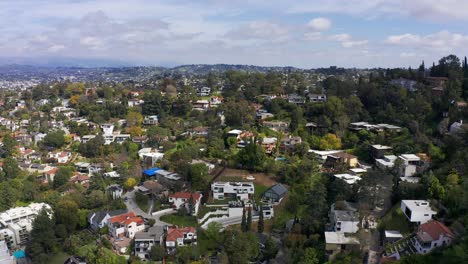 Aerial-reverse-pullback-shot-of-houses-on-the-hills-of-Silver-Lake-in-Los-Angeles,-California