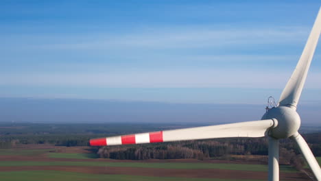 Nahaufnahme-Der-Sich-Drehenden-Windmühlenblätter---Luftaufnahme