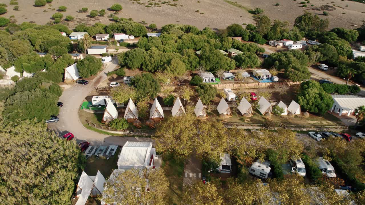 вид с воздуха на глэмпинг в тарифе