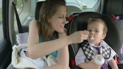 madre viajando con niños en el coche