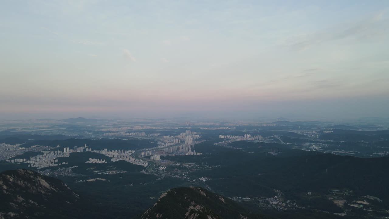 한국의 일출 시 서울과 산의 아름다운 공중 촬영