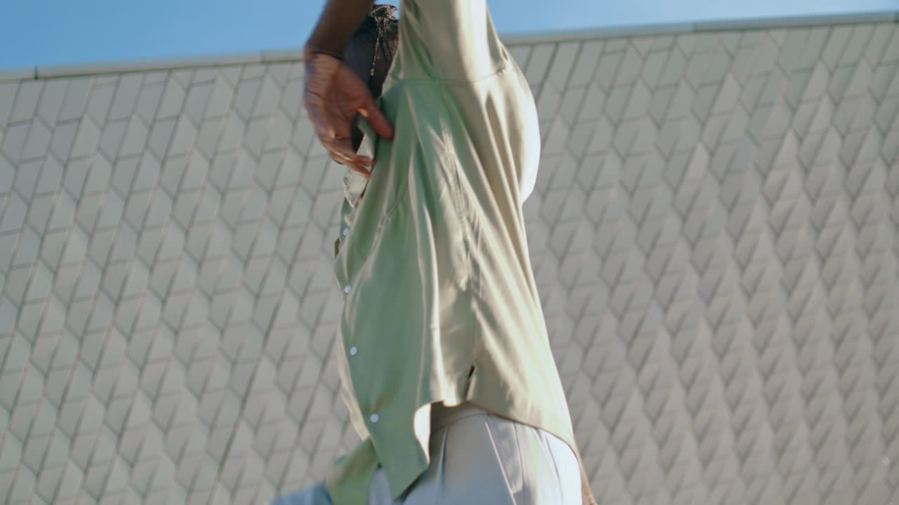 합 댄서가 길거리에서 혼자 리허설을 하고 클로즈업. 남자가 안무 연습을 하고