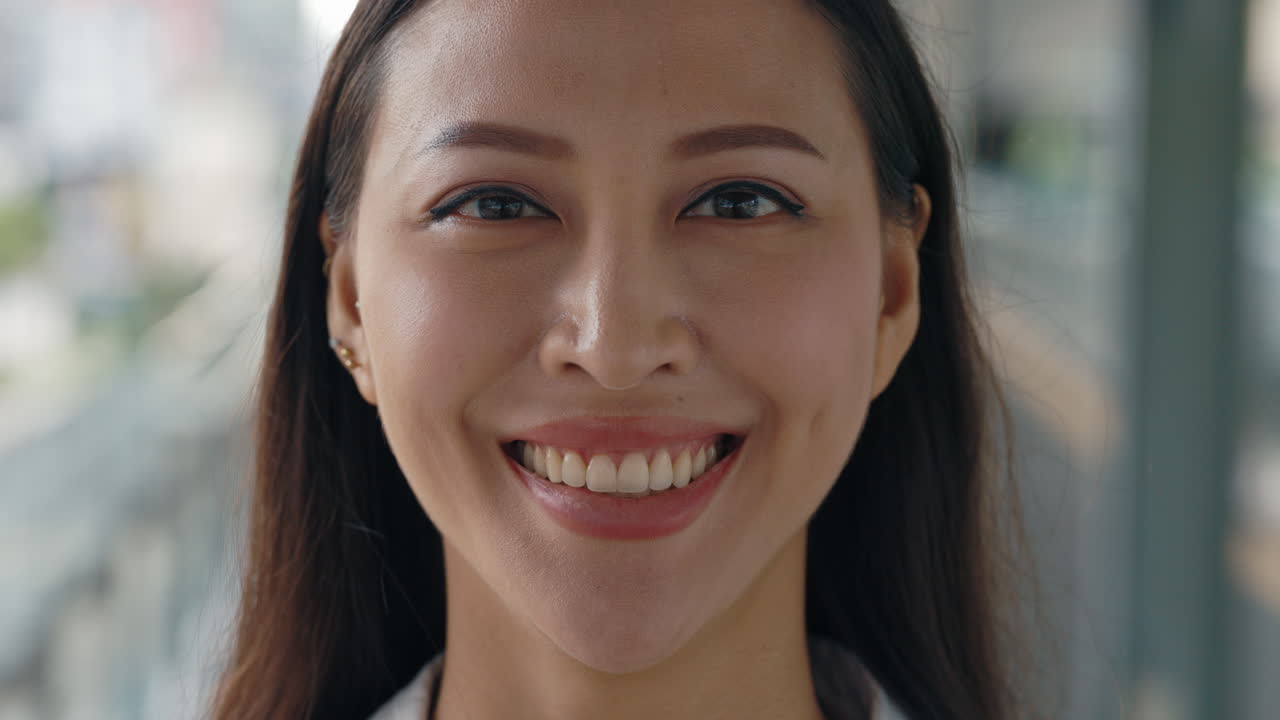 웃는 아시아 여성 초상화