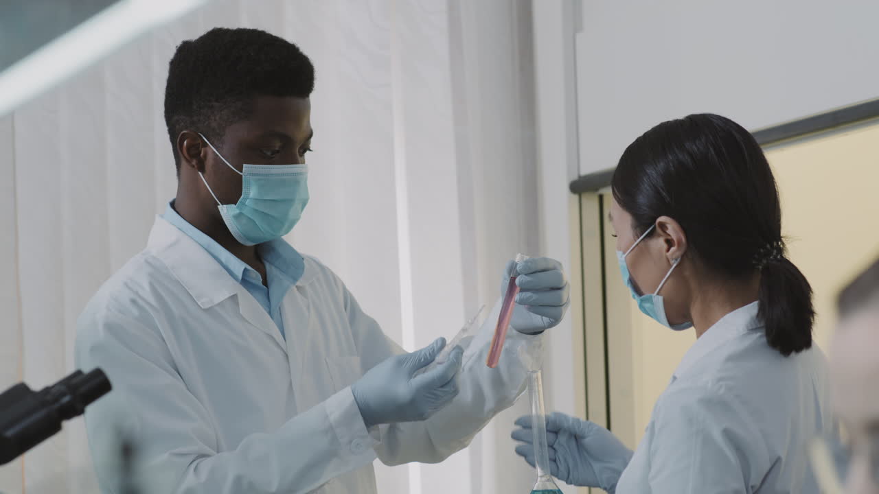 Chimici che discutono di ricerca in laboratorio
