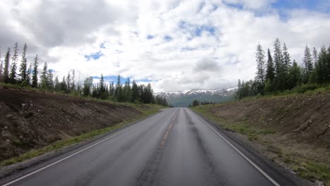 Punto-De-Vista-Del-Vehículo-Conduciendo-Un-Coche-En-Una-Carretera-En-Noruega