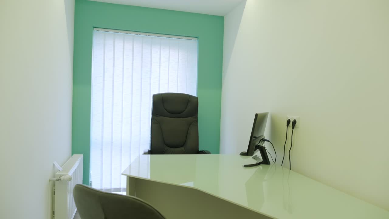 práctica dental moderna. silla dental y otros accesorios utilizados por los dentistas en azul, luz médica. ojo de pez