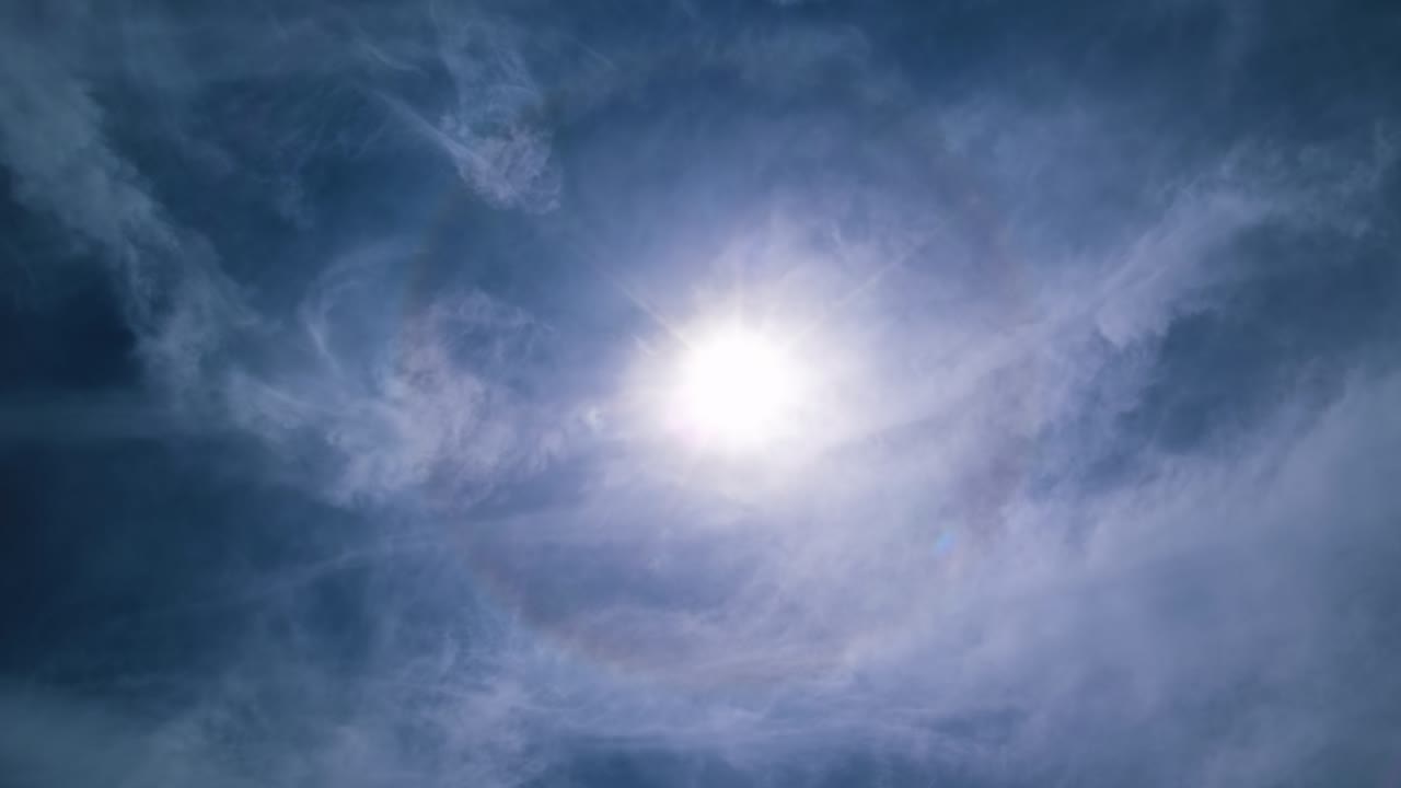 el sol y las nubes se mueven en el cielo con el sol brilla y los rayos de sol