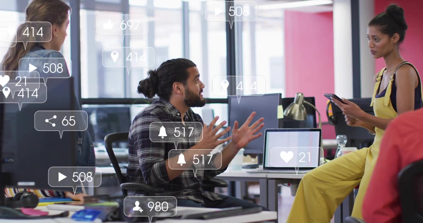 Hombre comenzando una explicación sobre KPIs con el equipo observando métricas de marketing animadas creciendo alrededor del grupo.