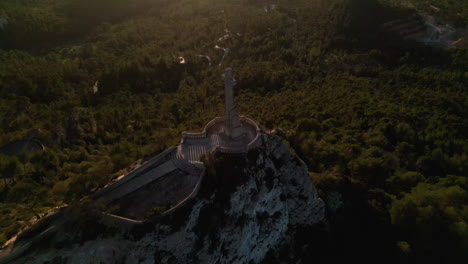 Vista-Aérea-Panorámica-De-La-Cruz-En-El-Santuario-De-Sant-Salvador-En-Mallorca-Al-Atardecer