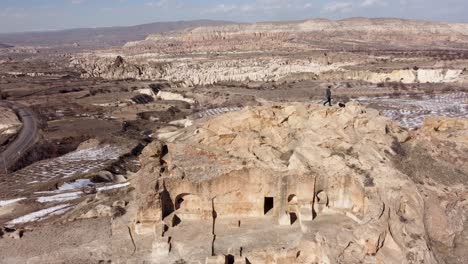 Abenteuer-In-Kappadokien:-Alleinreisender-Wanderer-Spaziert-Entlang-Einer-Berghöhle-Und-Genießt-Die-Aussicht-Auf-Das-Göreme-Tal